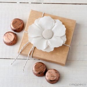 Flor adhesiva de lino en estuche con 4 bombones